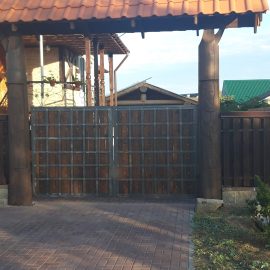 Ворота с столбами в виде древне словянских божеств