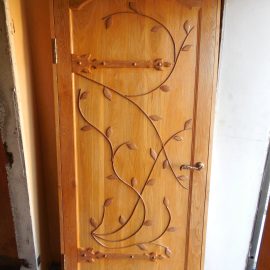 Дверь филенчатая с накладным узором