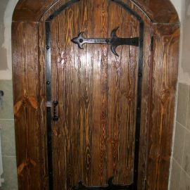 Дверь погребка