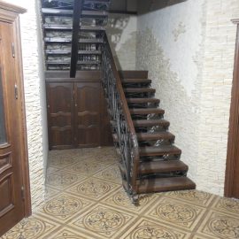 Лестница с шкафом под площадкой.